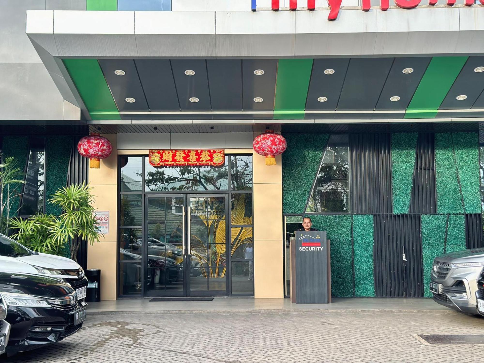 My Home Hotel Pontianak Eksteriør billede