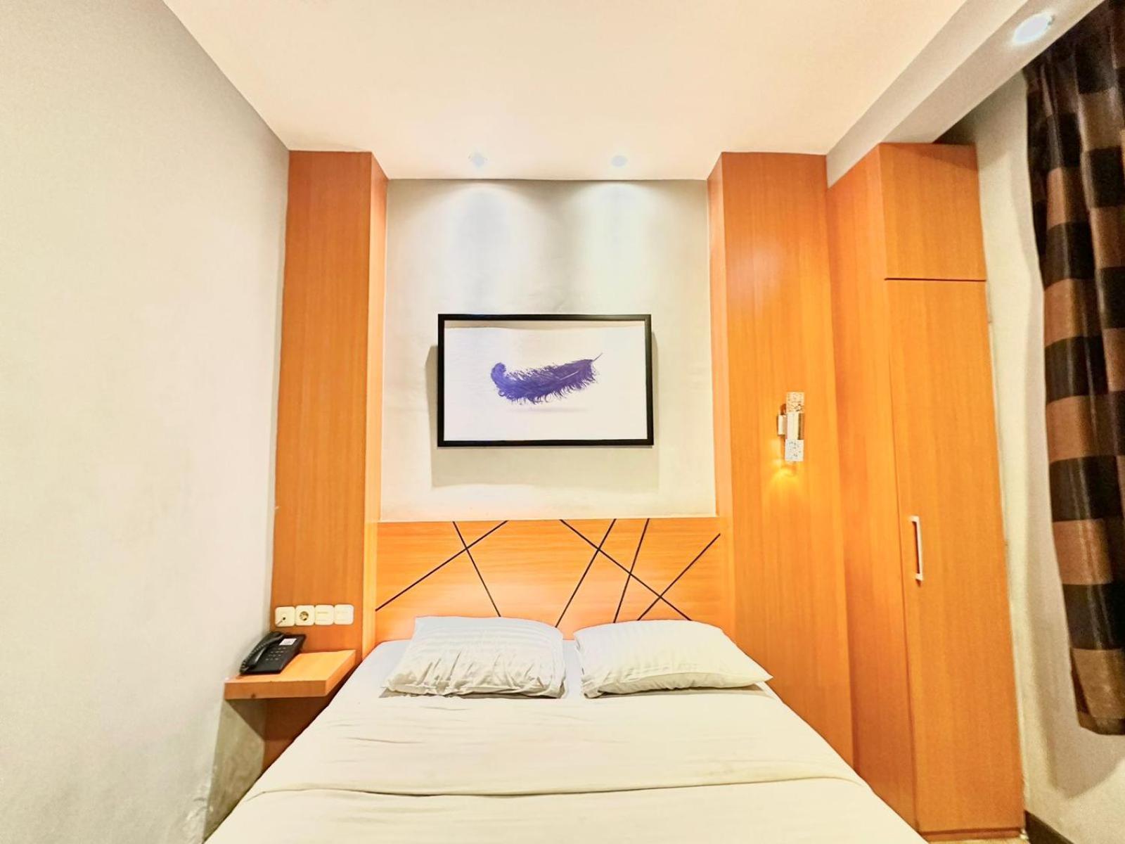 My Home Hotel Pontianak Eksteriør billede