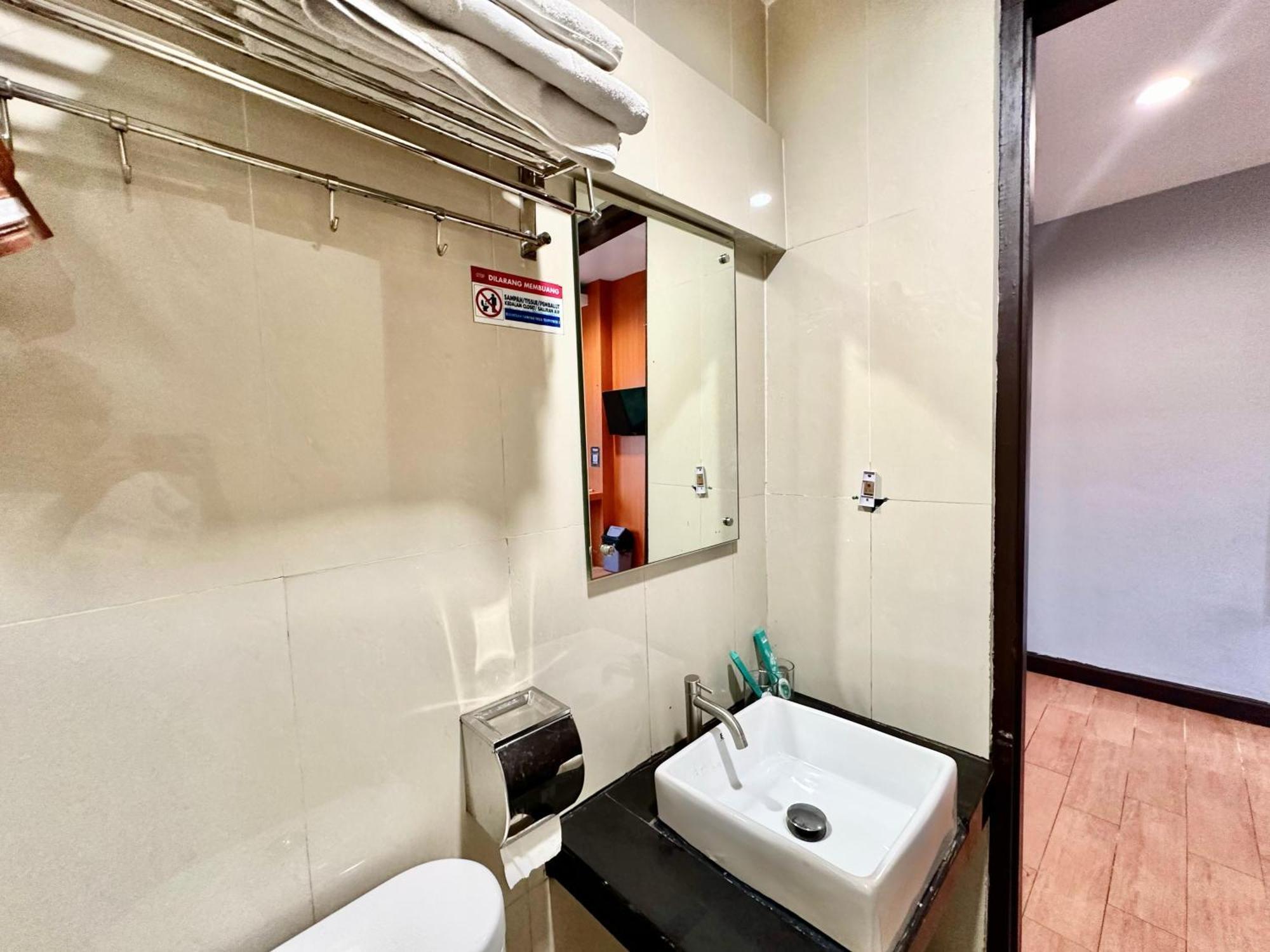 My Home Hotel Pontianak Eksteriør billede