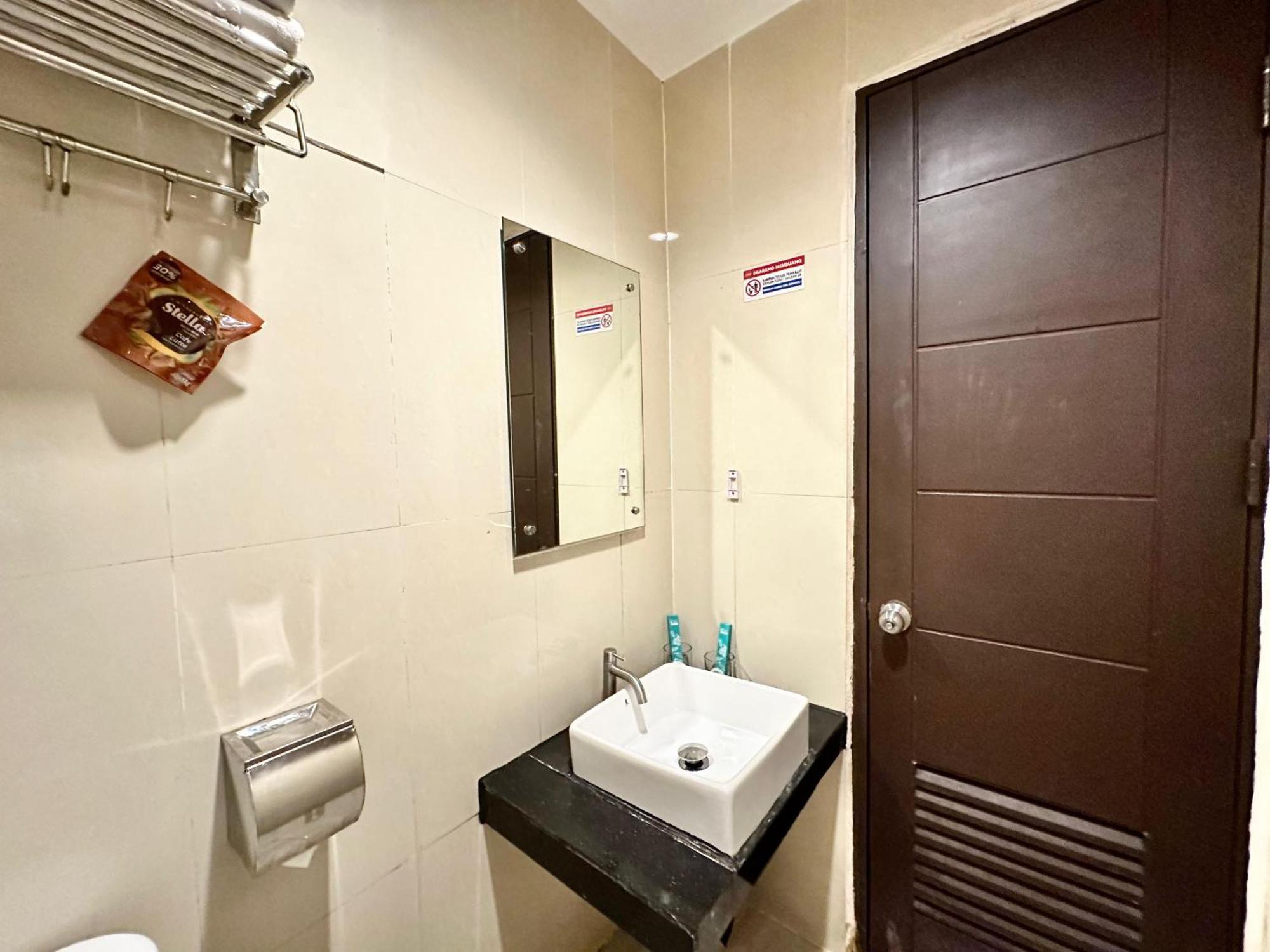 My Home Hotel Pontianak Eksteriør billede